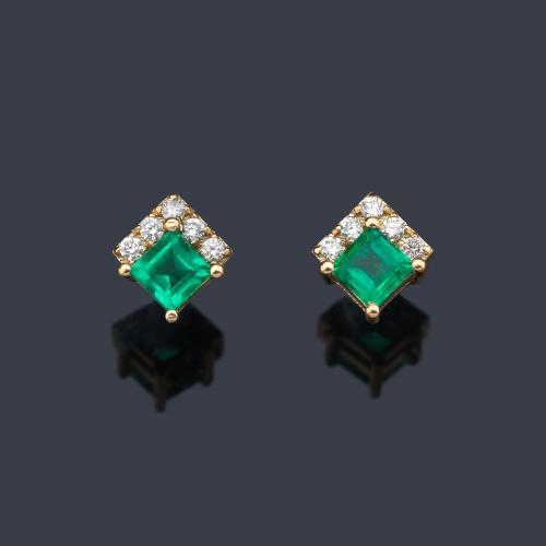  Pendientes cortos con pareja de esmeraldas de aprox. 0,50 ct con semiorla de brillantes de aprox. 0,12 ct en total.