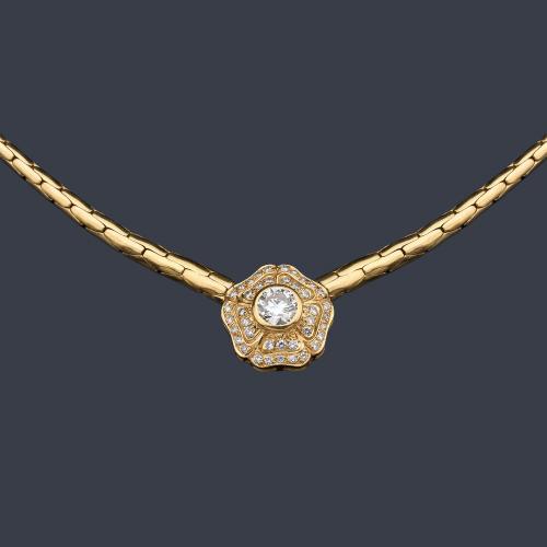  Gargantilla en oro amarillo de 18 K con centro floral de brillantes.