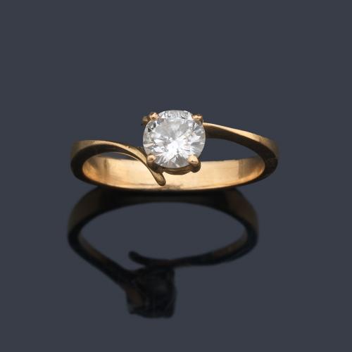  Solitario con brillante de aprox. 0,65 ct en montura de oro amarillo de 18K.