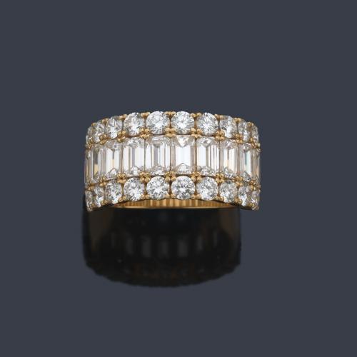  Anillo ancho con diamantes talla esmeralda de aprox. 2,37 ct y brillantes de 1,64 ct total.
