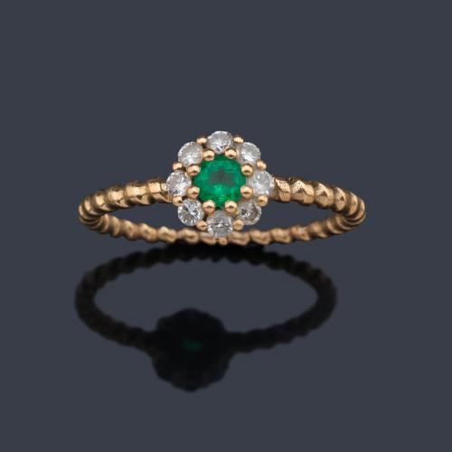  Anillo con diseño de rosetón con esmeralda talla redonda de aprox. 0,25 ct y orla de brillantes.