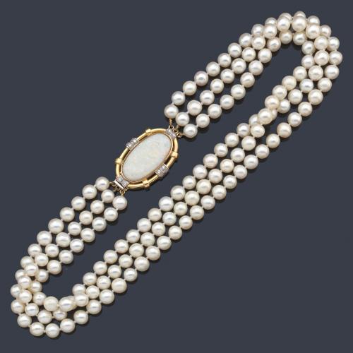  Elegante collar de tres hilos de perlas cultivadas de 8,3 mm con broche oval de oro amarillo de 18 K y ópalo cabujón.