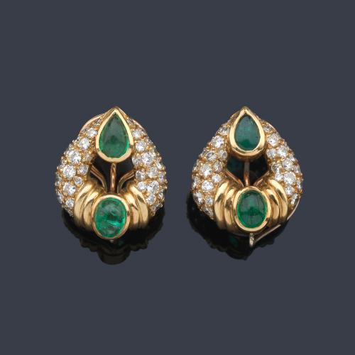  Pendientes cortos con diseño de pera con brillantes de aprox. 0,75 ct en total y esmeraldas talla cabujón.