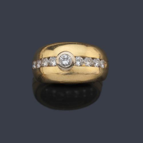  Anillo con banda de brillantes engastados en chatón con un peso aprox. 1 ct en total.