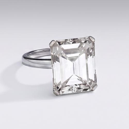  Solitario con diamante talla esmeralda de aprox. 11,59 ct en montura de oro blanco de 18 K. Certificado HRD.