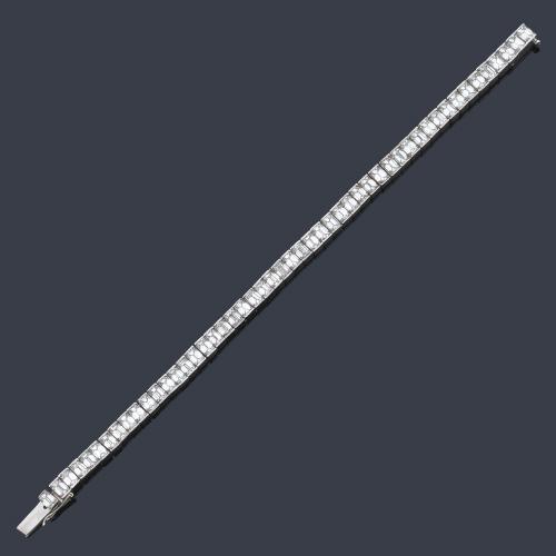  Pulsera rivière con diamantes talla esmeralda de aprox. 16,00 ct en total.