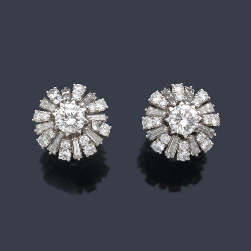  Pendientes cortos con diseño rosetón con brillante central y orla de diamantes talla trapecio intercalados por brillantes con un peso total aprox. de 5 ct.