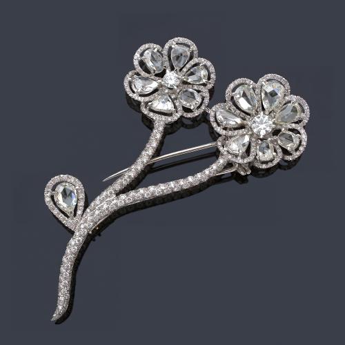  Broche floral con diamantes talla rosa y brillante de aprox. 7,30 ct en total.
