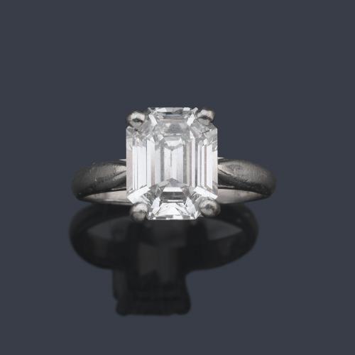  Solitario con diamante talla esmeralda de aprox. 3,20 ct en montura de platino. Certificado GIA.