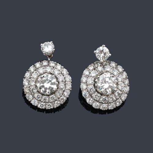  Pendientes cortos desmontables con pareja de brillantes centrales de aprox. 1,16 ct y 1,14 ct con doble orla de brillantitos.