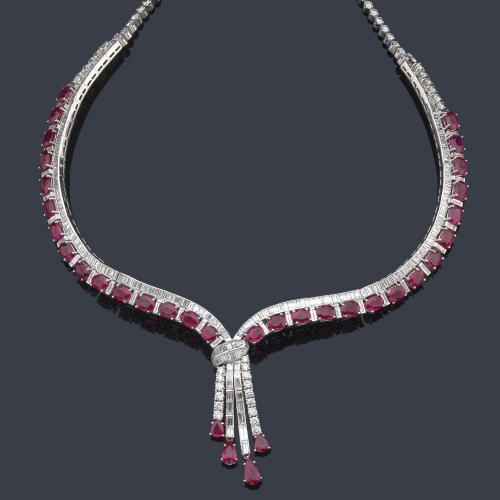  Collar con banda de rubíes talla oval y perilla de aprox. 40,00 ct en total con diamantes talla brillante y baguette de aprox. 10,00 ct en total.
