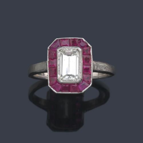  Anillo con diamante talla esmeralda de aprox. 0,90 ct en total con orla de rubíes calibrados.