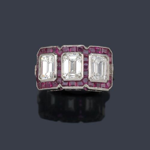  Anillo con tres diamantes talla esmeraldas de aprox. 2,20 ct en total con orla de rubíes calibrados.