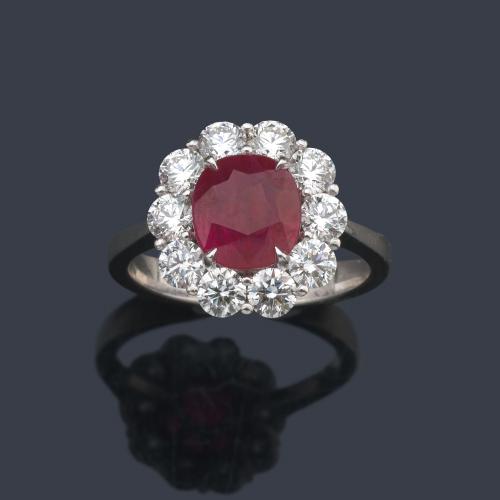  Anillo con rubí talla 'cushion' de 2,75 ct y orla de brillantes de aprox. 1,48 ct en total. Certificado C. Dunaigre Switzerland.