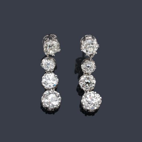  Pendientes largos en platino con diamantes talla antigua de un peso 4,00 ct en total.