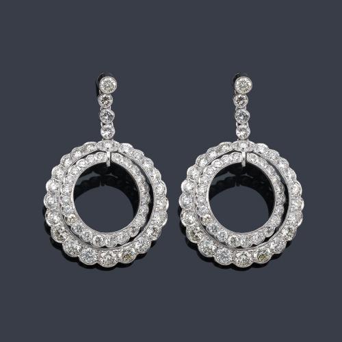  Pendientes largos con brillantes de aprox. 7,00 ct en total, en montura de platino.