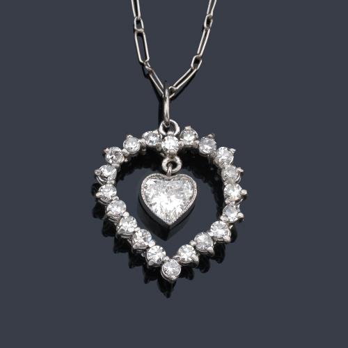  Colgante de forma corazón con diamante talla corazón en el centro de aprox. 0,55 ct y orla di brillantes en oro blanco de 18 K.