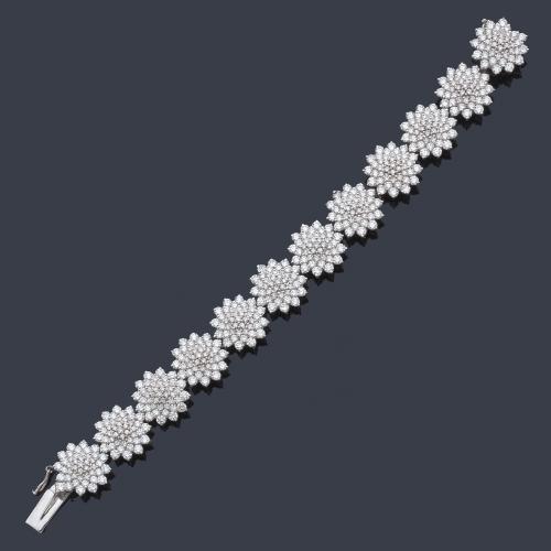  Pulsera con 12 motivos de rosetones de brillantes de aprox. 8,80 ct en total.