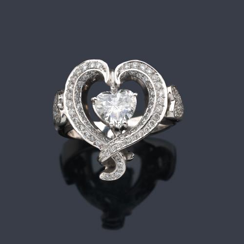  Anillo con diamante central talla corazón de aprox. 1,35 ct con orla de brillantes de aprox. 0,85 ct en total.