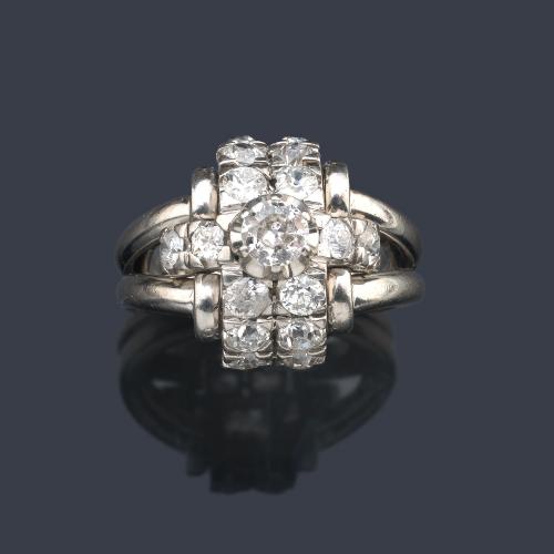  Anillo en platino con diamantes talla antigua con peso aprox. 1,80 ct en total.