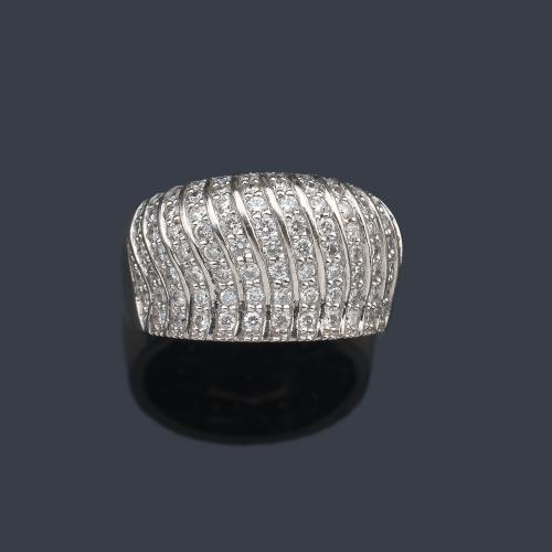  Anillo ancho con bandas cuajadas de brillantes.