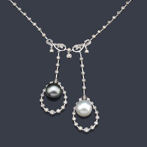  Collar con pareja de perla australiana y Tahití de aprox. 11,74 mm y 11,64 mm con brillantes de aprox. 4,10 ct en total.