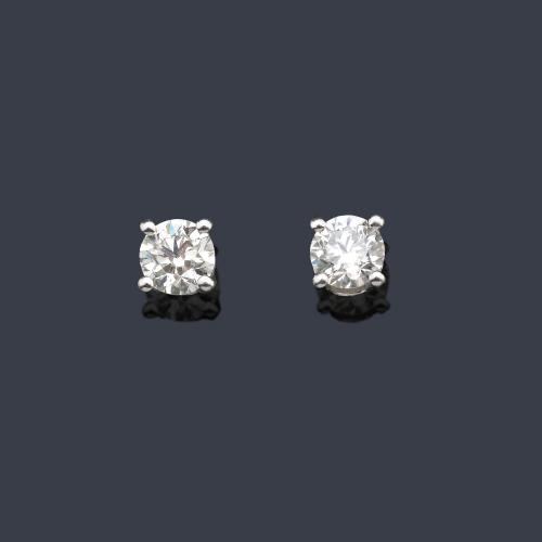  Dormilonas con pareja de brillantes de aprox. 1,00 ct en total.