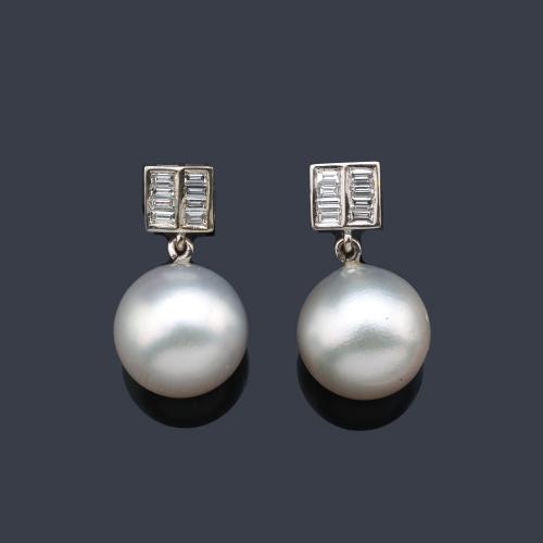  Pendientes 'tú y yo' con pareja de perlas australianas de aprox. 13,50 mm y 13,91 mm con copete superior con dos bandas de diamantes talla baguette de aprox. 0,64 ct en total.