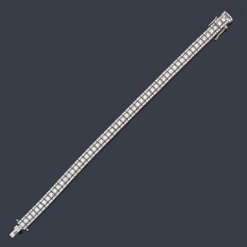  Pulsera con tres bandas de brillantes de aprox. 9,30 ct en total.
