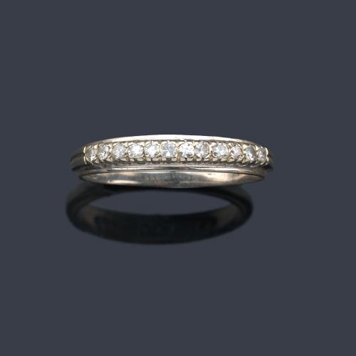  Media alianza con banda de diamantes talla 8/8 en montura de oro blanco de 18K.