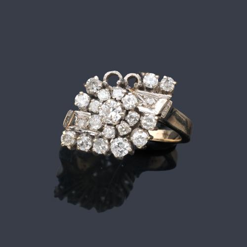  Anillo con cuajado de diamantes talla brillantes y 8/8 de aprox. 1,20 ct en total.
