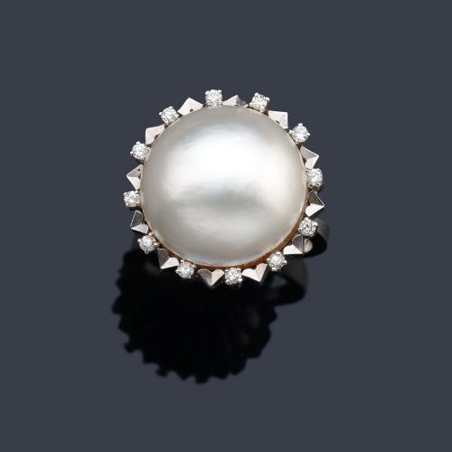  Anillo con perla Mabe con orla de brillantes.