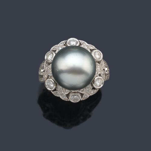  Anillo con perla central de Tahití de aprox. 12,49 mm con orla de brillantes de aprox. 1,20 ct en total.