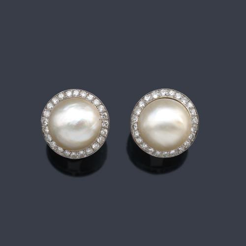  Pendientes perlas Mabe con orla de brillantes de aprox. 1,50 ct.