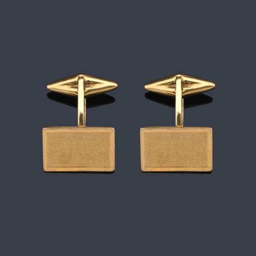  Gemelos de forma rectangular en oro amarillo de 18 K.