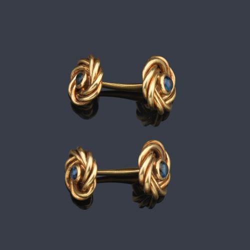  Gemelos dobles tipo nudo en oro amarillo de 18K con zafiros en cabujón.