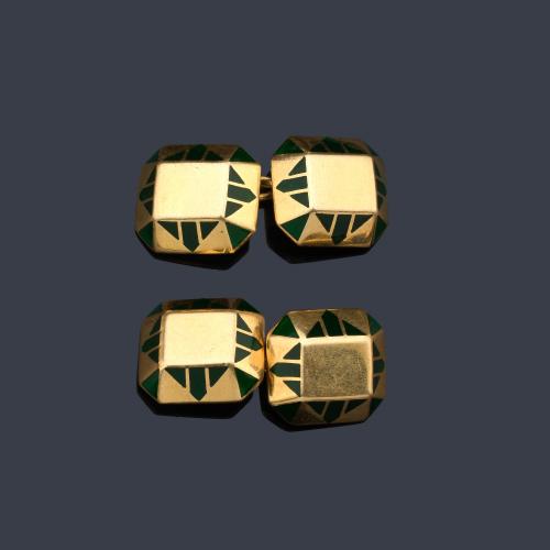  Pareja de gemelos con diseño geométrico con detalles realizados en esmalte verde en montura de oro amarillo de 18K.