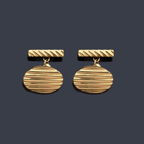  Gemelos ovales con decoración rayada en oro amarillo de 18 K.