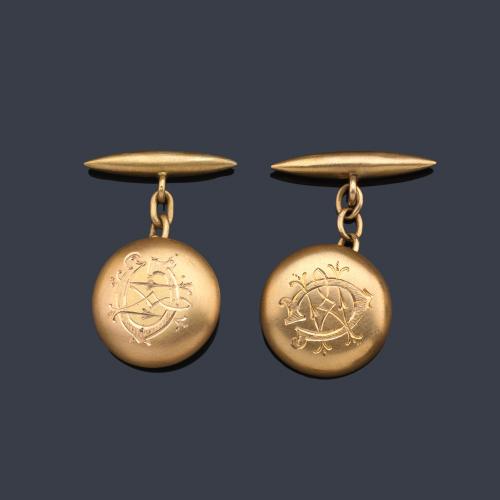  Gemelos circulares con iniciales grabadas en oro amarillo de 18 K.