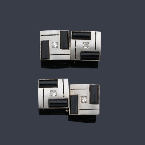  Gemelos Art Decó dobles en platino mateado, ónix y diamante central.