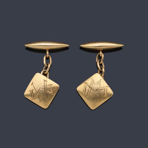  Gemelos con diseño cuadrado en oro amarillo de 18 K y grabación en el centro de iniciales "MM".