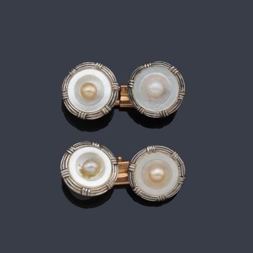  Gemelos circulares Art Decó en oro rosa de 18 K con vista en platino y centro de nácar con perlitas.