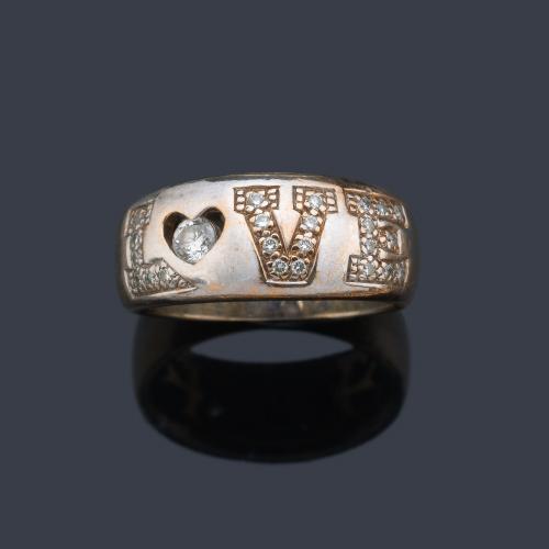  Anillo en oro blanco de 18 K con la inscripción "Love" cuajada de brillantes.