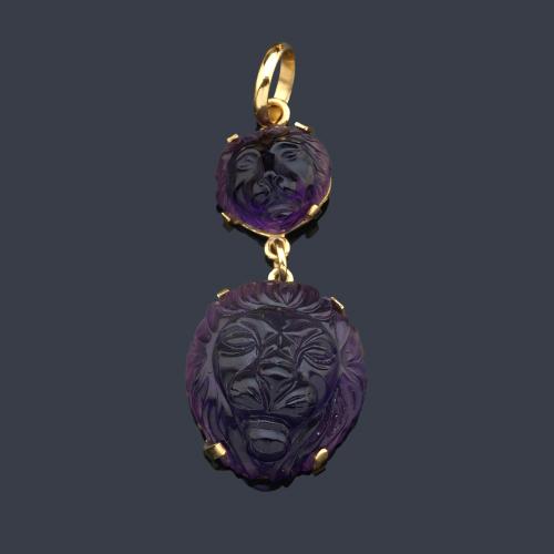  Colgante con cabeza de león tallada en amatista sobre montura de oro amarillo de 18K.