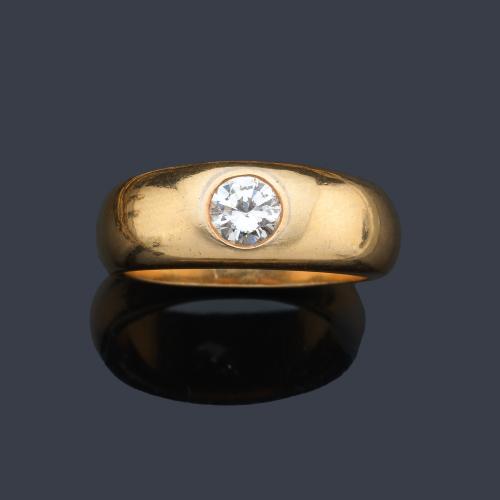  Anillo en oro amarillo de 18 K con diamante de aprox. 0,50 ct engastado a la rusa.