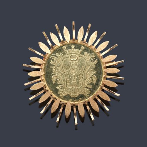  Broche en forma de sol en oro de 18 K con moneda conmemorativa "Del Ilustre Colegio de Abogados en oro de 22 K.