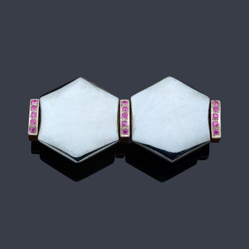  Broche con dos motivos en forma de hexágono realizado en hematite con bandas de rubíes, en montura de oro amarillo de 18K.