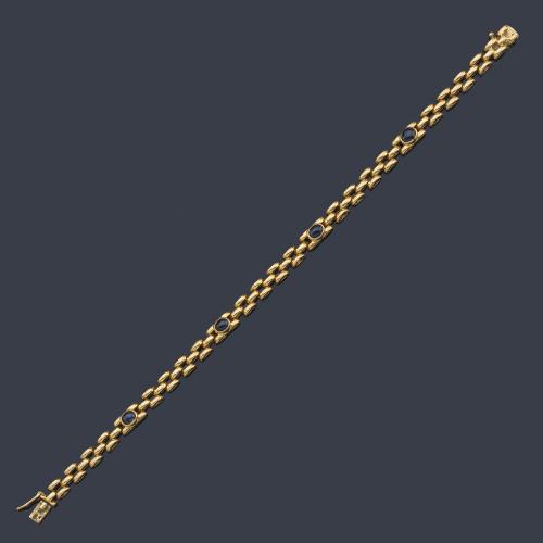  Pulsera de oro amarillo de 18 K con diseño panther intercalada con cuatro zafiros talla cabujón.