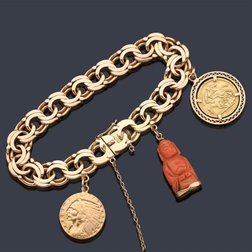  Pulsera con eslabones barbados y tres colgantes de monedas en oro de 22 K y buda en coral