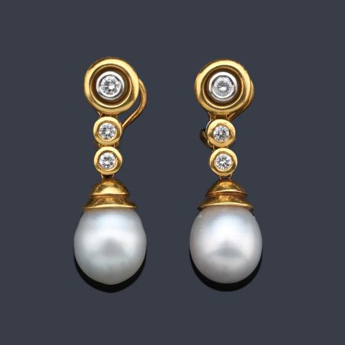  Pendientes largos con tira de brillantes de aprox. 0,60 ct en total engastados en chatón con remate de perla australiana de 11,99 mm.